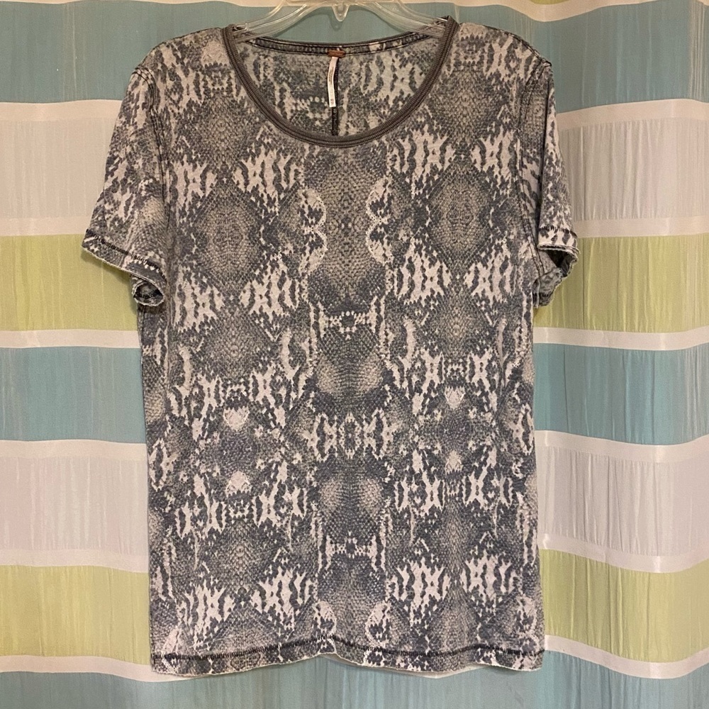 Free People SnakeSkin Tourist Distressed T-Shirt Sz XS - Picture 8 of 8
